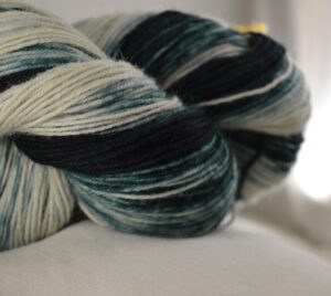 Tamsiai žali siūlai kojinėms